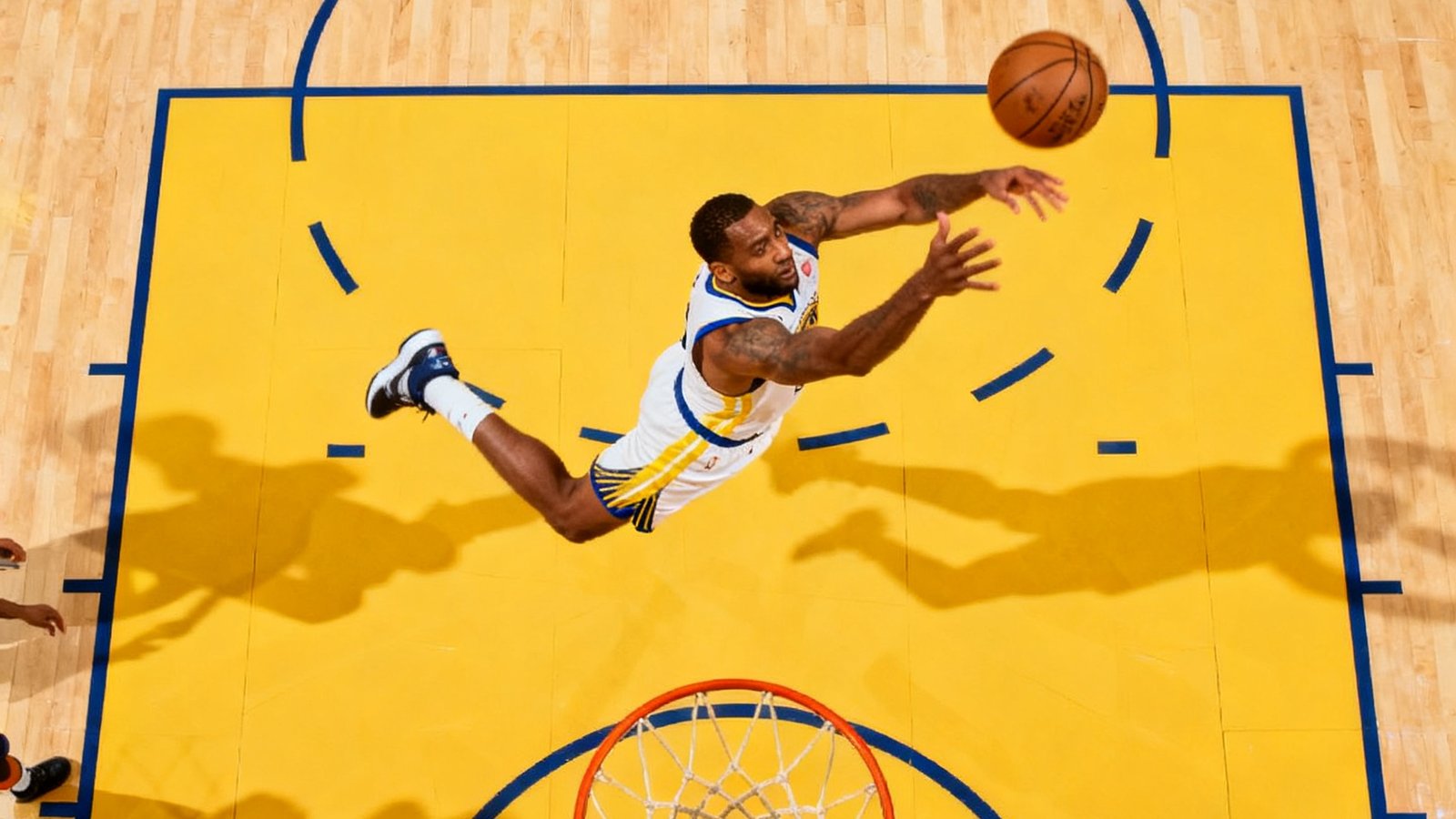 NBA全明星扣篮大赛精彩回放,球员从罚球线起跳的慢动作镜头